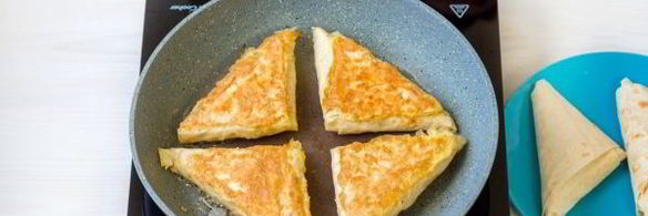 жареный лаваш с колбасой и сыром