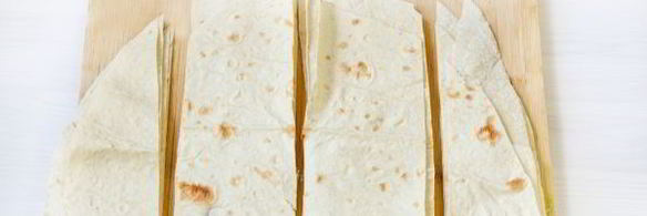 жареный лаваш с колбасой и сыром