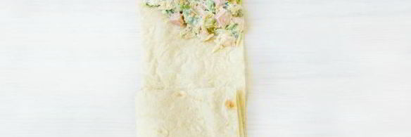 жареный лаваш с колбасой и сыром