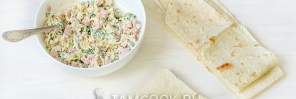 жареный лаваш с колбасой и сыром