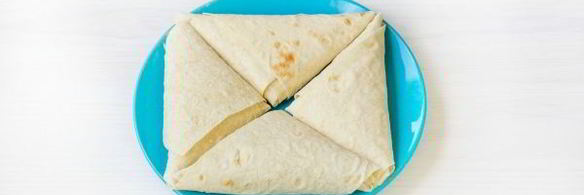 жареный лаваш с колбасой и сыром