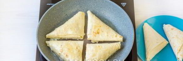 жареный лаваш с колбасой и сыром