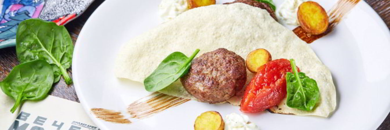 Черноморские биточки из барашка с кремом из слабосоленой брынзы, томатным конфитюром и хрустящей лепешкой