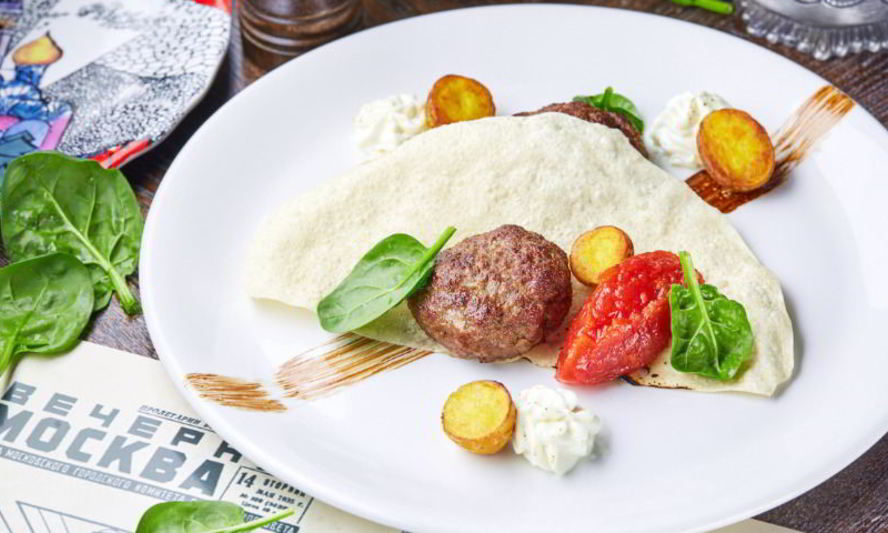 Рецепт черноморских биточков из барашка с кремом из слабосоленой брынзы, томатным конфитюром и хрустящей лепешкой