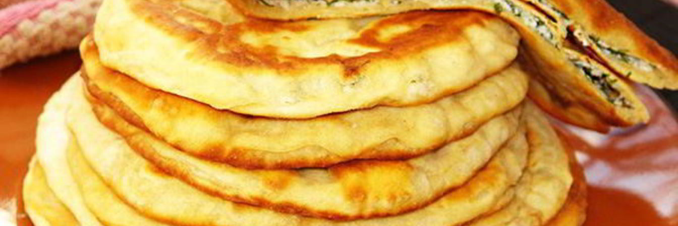 Домашние сырные лепешки с зеленым луком