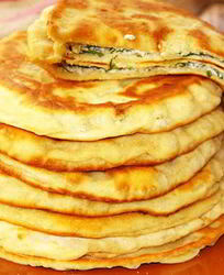 Домашние сырные лепешки с зеленым луком