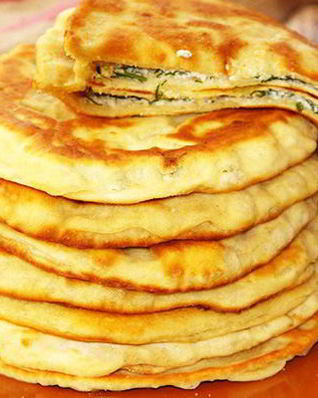 Домашние сырные лепешки с зеленым луком