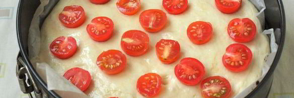 фокачча с помидорами черри и ароматными травами