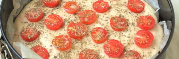 фокачча с помидорами черри и ароматными травами