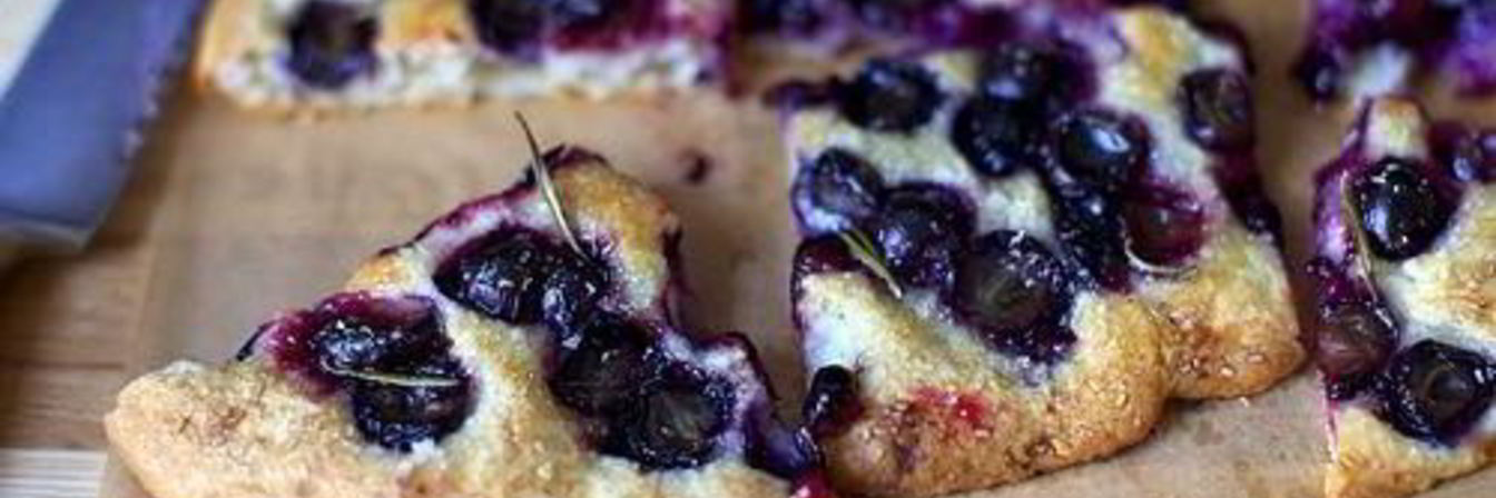 Фокачча с виноградом и розмарином