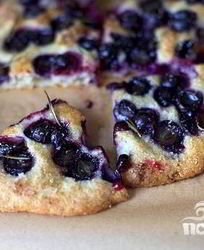 Фокачча с виноградом и розмарином