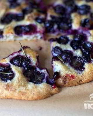 Фокачча с виноградом и розмарином