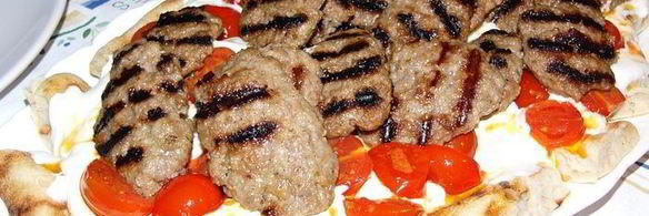 говяжьи котлеты на лепешке пиде