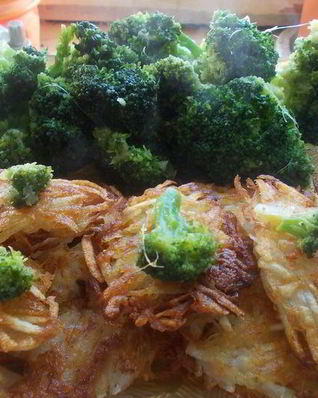 Капустка брокколи с картофельными лепешками