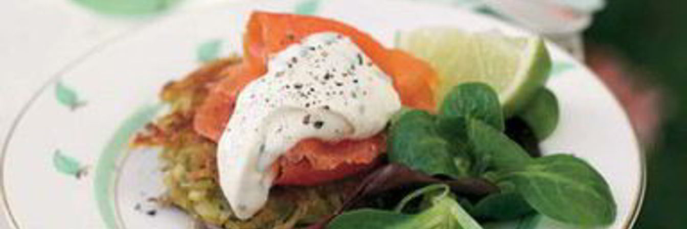 Копченая форель на картофельной лепешке со шнитт-луком, сметаной и хреном