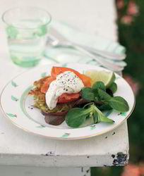 Копченая форель на картофельной лепешке со шнитт-луком, сметаной и хреном