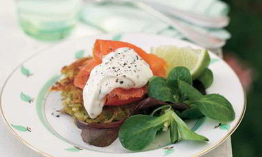 Рецепт копченой форели на картофельной лепешке со шнитт-луком, сметаной и хреном