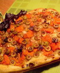 Лепешка с тыквой, оливками и луком