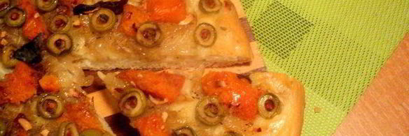 лепешка с тыквой, оливками и луком