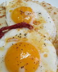 Лепешка с яйцом на завтрак