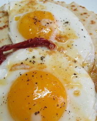 Лепешка с яйцом на завтрак