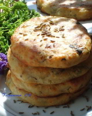Лепешки картофельно-творожные с тмином и травами