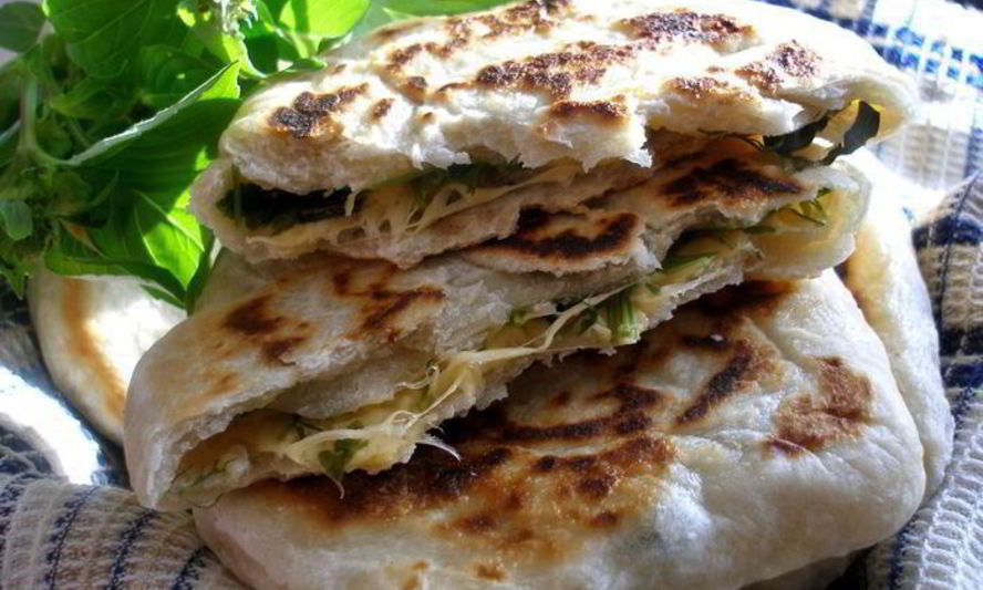 Рецепт лепешек на минеральной воде с зеленью и сыром