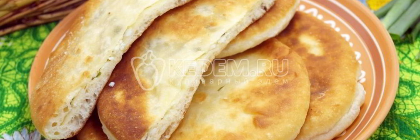 Лепешки на сковороде с зеленым луком и яйцом