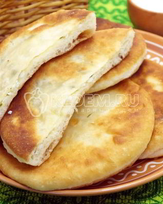 Лепешки на сковороде с зеленым луком и яйцом