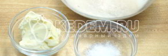 лепешки на сковороде с зеленым луком и яйцом