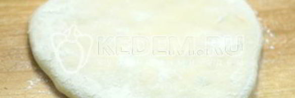 лепешки на сковороде с зеленым луком и яйцом