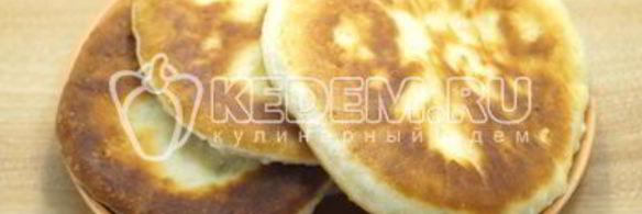 лепешки на сковороде с зеленым луком и яйцом