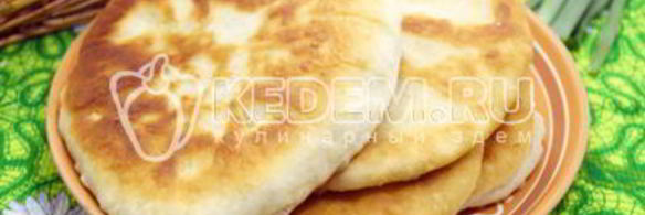 лепешки на сковороде с зеленым луком и яйцом