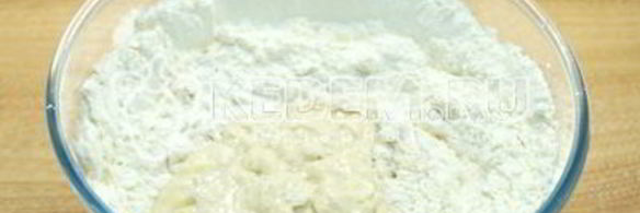 лепешки на сковороде с зеленым луком и яйцом