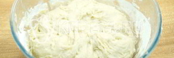 лепешки на сковороде с зеленым луком и яйцом