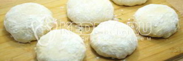 лепешки на сковороде с зеленым луком и яйцом