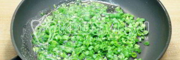 лепешки на сковороде с зеленым луком и яйцом