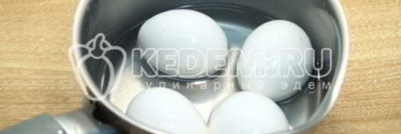 лепешки на сковороде с зеленым луком и яйцом