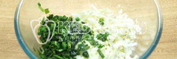 лепешки на сковороде с зеленым луком и яйцом