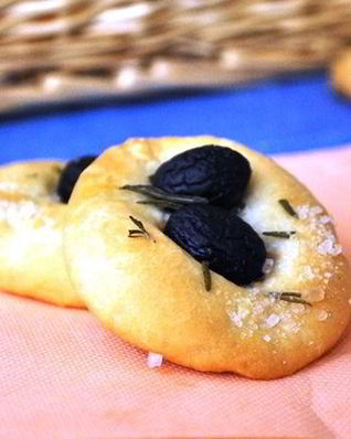 Лепешки с чесноком и розмарином