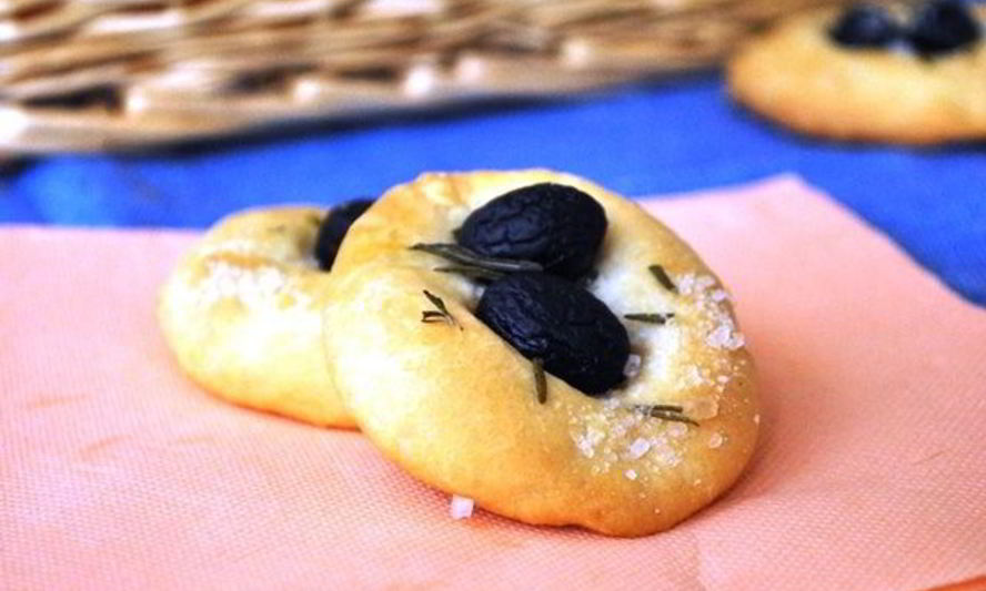 Рецепт лепешек с чесноком и розмарином