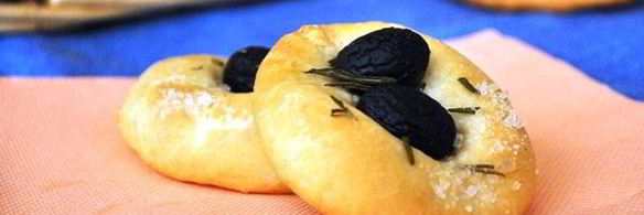 лепешки с чесноком и розмарином