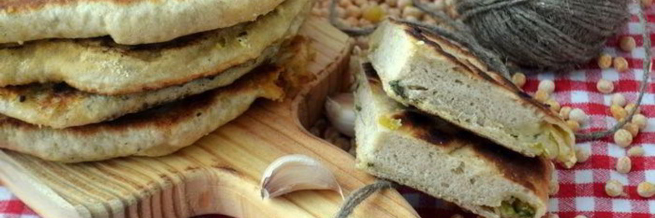 Лепешки с горохово-чесночной начинкой