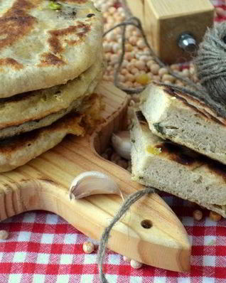 Лепешки с горохово-чесночной начинкой