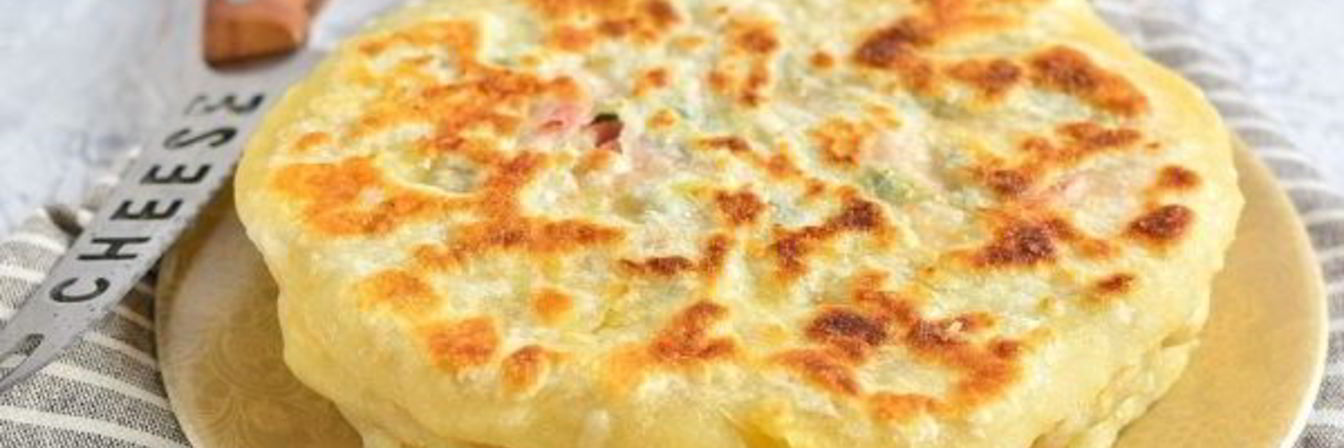 Лепешки с сыром и колбасой на сковороде