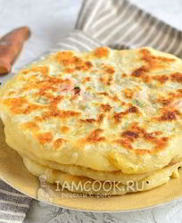 Лепешки с сыром и колбасой на сковороде