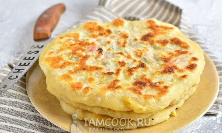 Рецепт лепешек с сыром и колбасой на сковороде