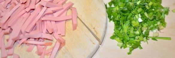 лепешки с сыром и колбасой на сковороде