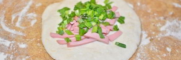 лепешки с сыром и колбасой на сковороде