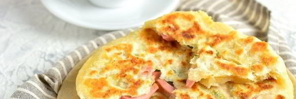 лепешки с сыром и колбасой на сковороде